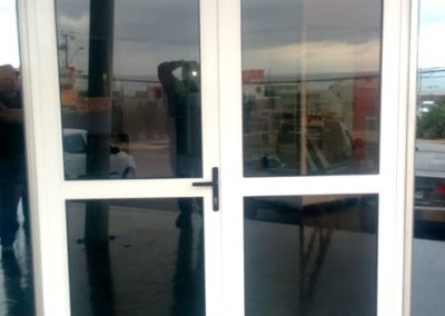 Puerta de Abatir en Carpintería de Aluminio y Vidrio